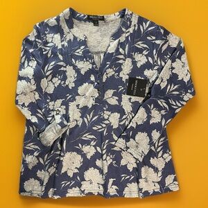 NWT Absolutely Famous Women’s Floral Blue and White Long Sleeve Top Sz S